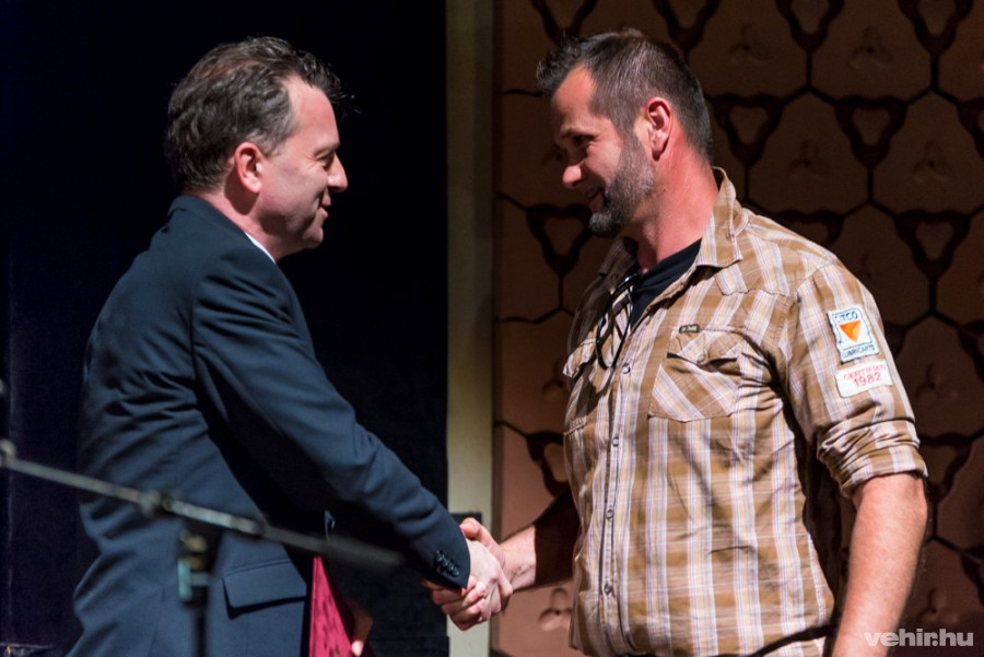 Jobbra Cziráki János