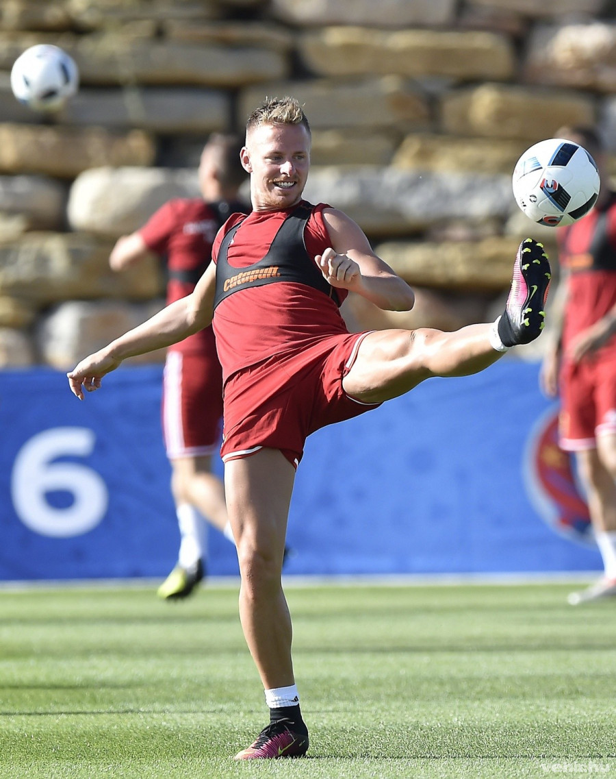 Dzsudzsák Balázs, a magyar válogatott játékosa a franciaországi Tourrettes-ben tartott edzésen 2016. június 24-én. A magyar csapat a franciaországi labdarúgó Európa-bajnokságon június 26-án Belgium válogatottja ellen játszik. MTI Fotó: Illyés Tibor 