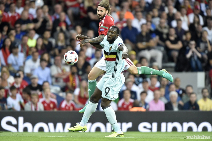Kádár Tamás (b) és a belga Romelu Lukaku a franciaországi labdarúgó Európa-bajnokság nyolcaddöntőjének Magyarország - Belgium mérkőzésén a toulouse-i Municipal Stadionban 2016. június 26-án. MTI Fotó: Illyés Tibor