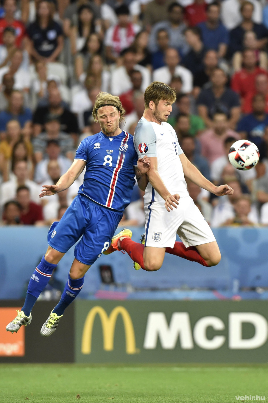 Az izlandi Birkir Bjarnason (b) és az angol Eric Dier a franciaországi labdarúgó Európa-bajnokság nyolcaddöntőjének Anglia - Izland mérkőzésén a nizzai Allianz Riviera Stadionban 2016. június 27-én. MTI Fotó: Illyés Tibor