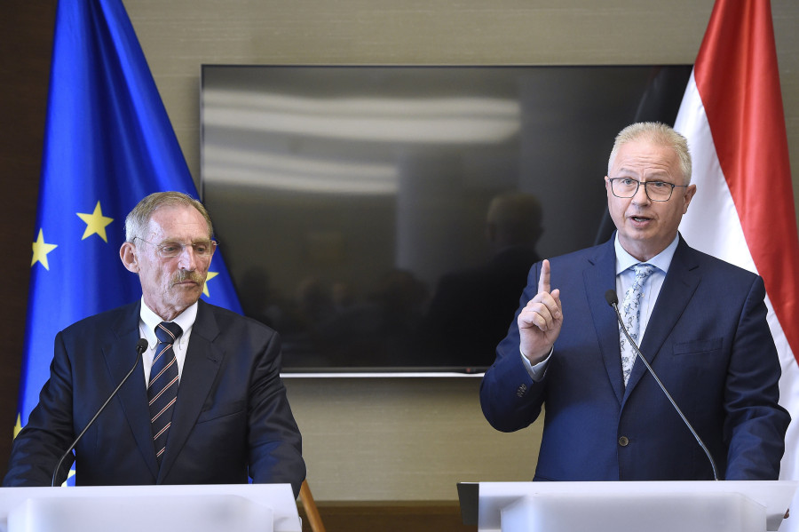 Pintér Sándor belügyminiszter (b) és Trócsányi László igazságügyi miniszter sajtótájékoztatót tart az Alkotmánybíróság (Ab) ezen a napon kihirdetett döntéséről az Igazságügyi Minisztériumban 2016. július 12-én. MTI fotó: kovács tamás