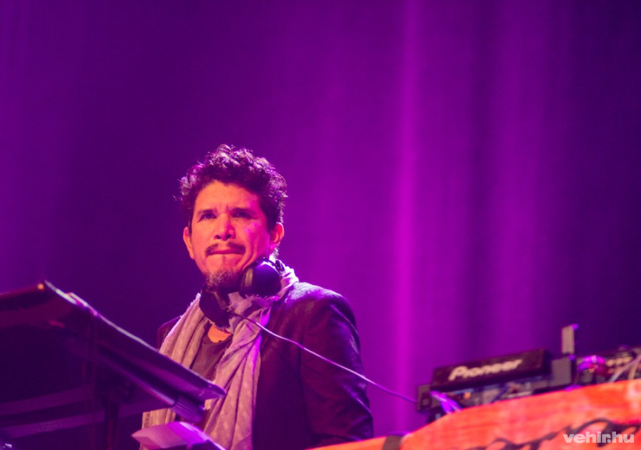 rob garza még a pultok mögött. később ő is gitárt ragadott