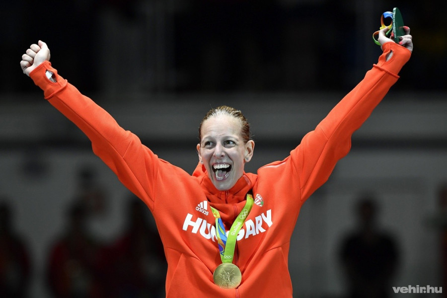 A párbajtőrben olimpia bajnok Szász Emese örül az eredményhirdetésen a Rio de Janeiró-i 3-as Karióka Arénában 2016. augusztus 6-án. Szász Emese a 2016-os riói nyári olimpia női párbajtőrversenye döntőjében 15-13-ra győzött az olasz Rossella Fiamingo ellen. MTI Fotó: Czeglédi Zsolt
