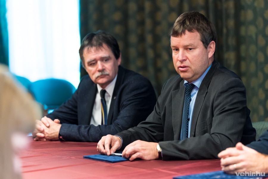 Dr. Gelencsér András, háttérben Dr. Vonderviszt Ferenc