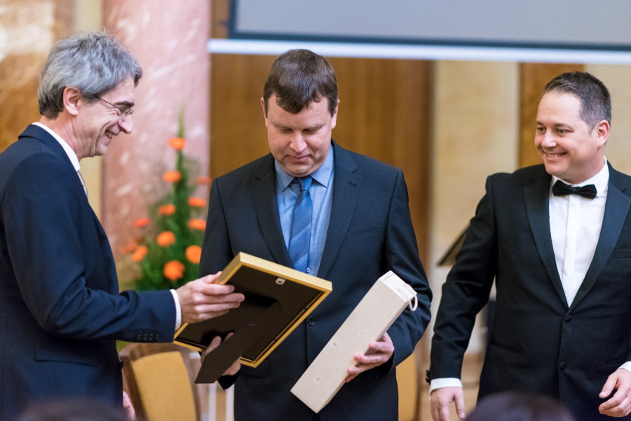 dr. Gelencsér András (középen)