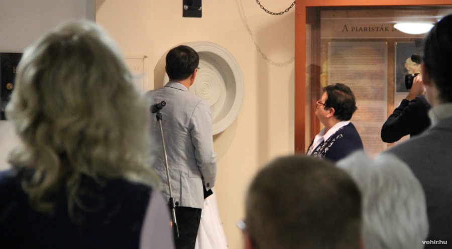 Schultz zoltán iskolaigazgató és a Máthé éva, a Veszprémi Zsidó Hitközség vezetőségi tagja leplezte le az emlékjelet