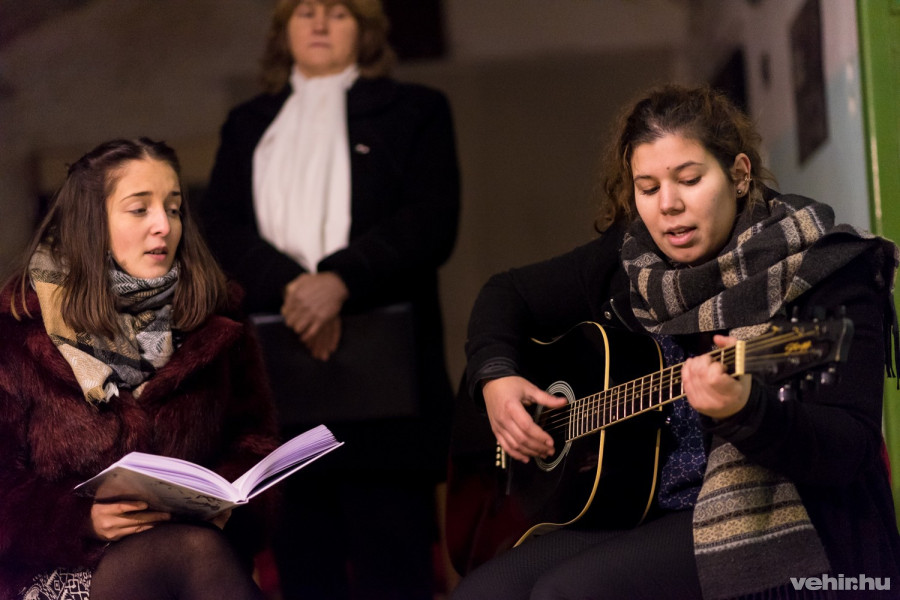 A Veszprémi Egyetemi Színpad zenés-verses műsorral színesítette a megnyitót