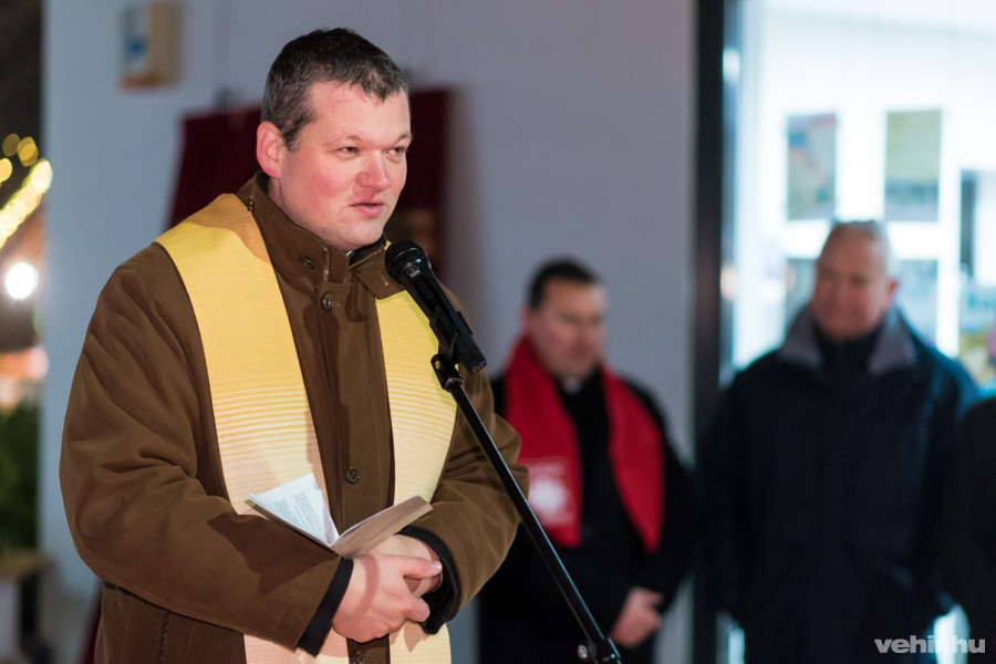  Főtisztelendő Felker Zsolt a Veszprém Főegyházmegye oktatási bizottságának referense megáldotta a mécseseket