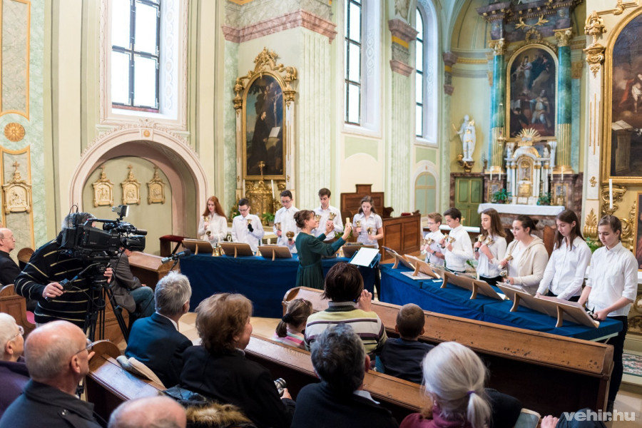 A Megnyitón a Szilágyi iskola Harang együttese hangolt