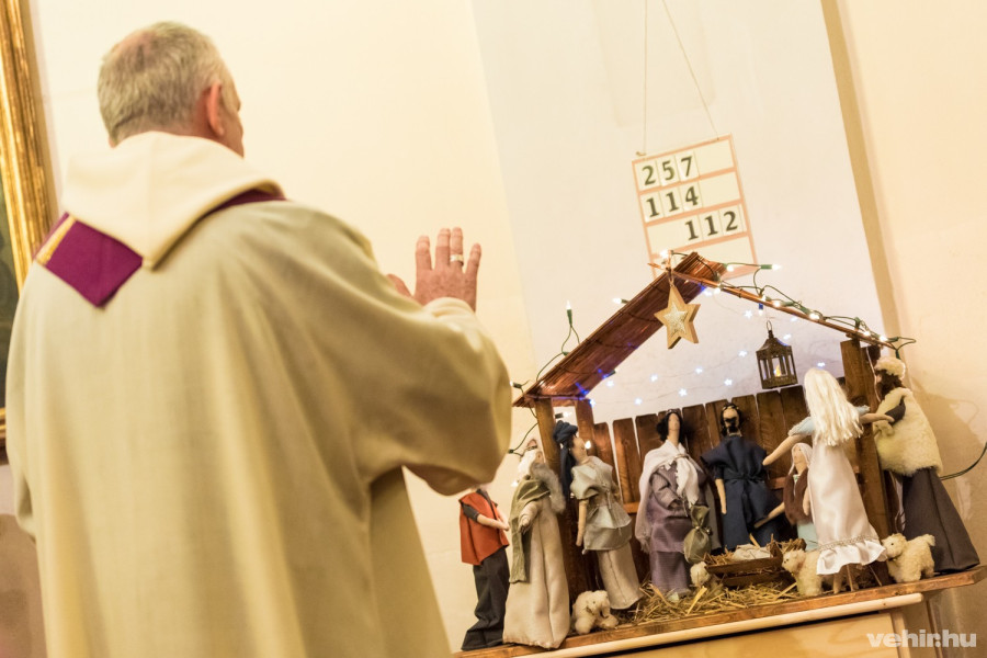 Nagy Károly megáldotta az új betlehemet