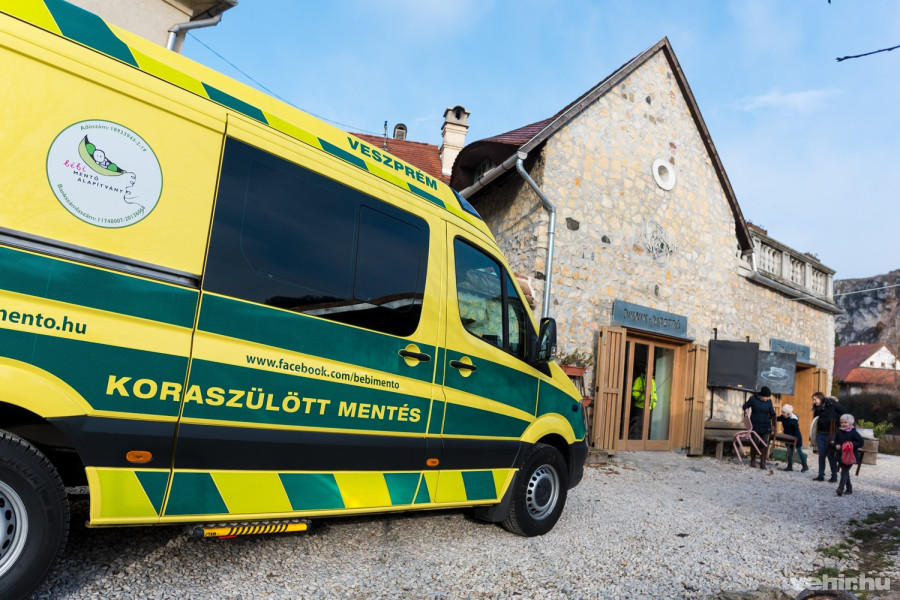 Az udvarra még a Bébi Mentő Alapítvány rohamkocsija is begurult