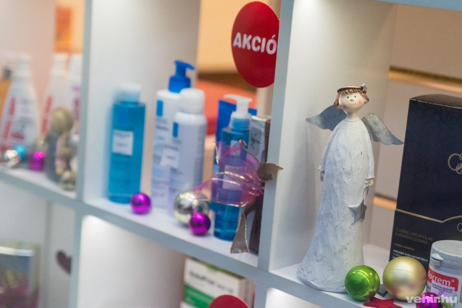 egy angyalka a gyógyszerek közül figyel