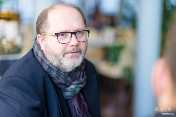 a látványvilágnak trendi feelingje lesz