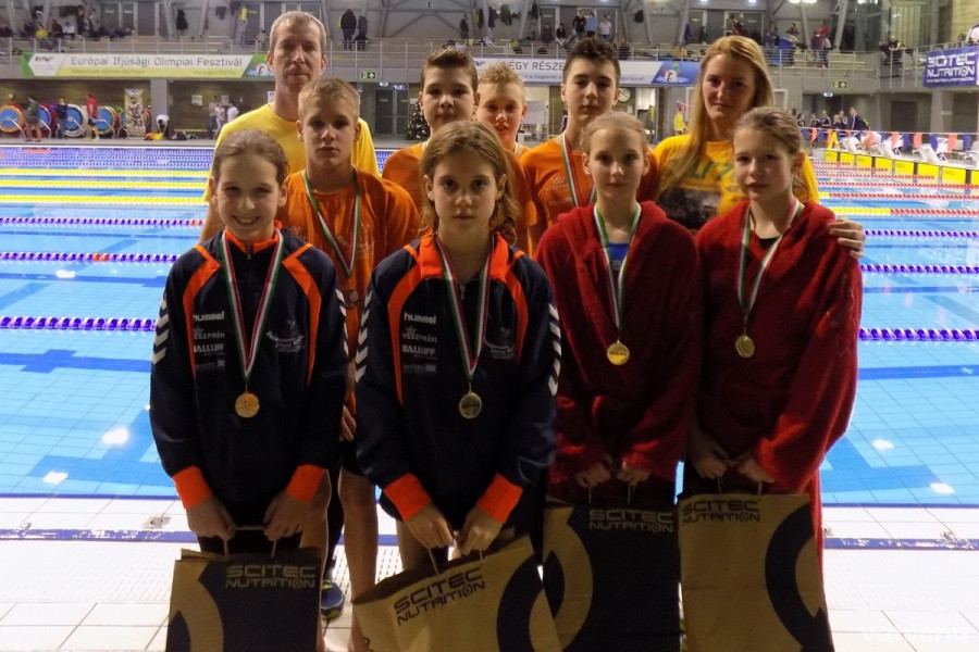 A VÚK érmes váltóinak tagjai edzőikkel