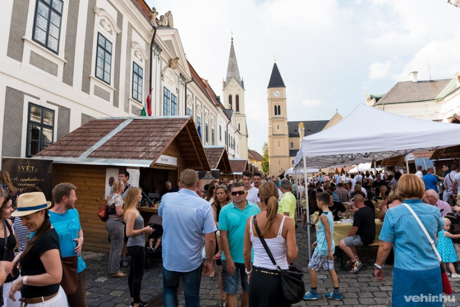 Hömpölygött a tömeg a veszprémi várban a svét 8.0-án szeptemberben.