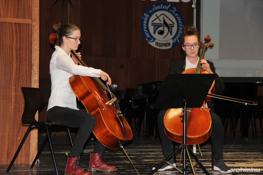 Az eseményen fellépett az iskola két csellistája