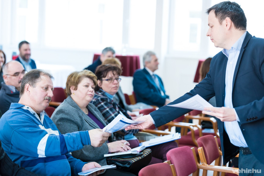 Újváry András a közönséggel is kitöltette a tesztet