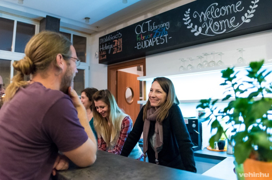 Élet a veszprémi meditációs központban. több mint 20 hasonló központ működik Magyarországon.