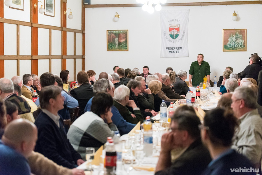 a hétfői taggyűlésen Bayer Zsolt is beszédet mondott