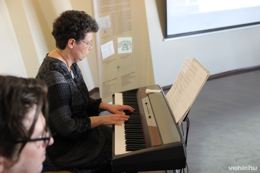 Lakatos Orsolya zongoraművész, dalszerző saját műveit adta elő