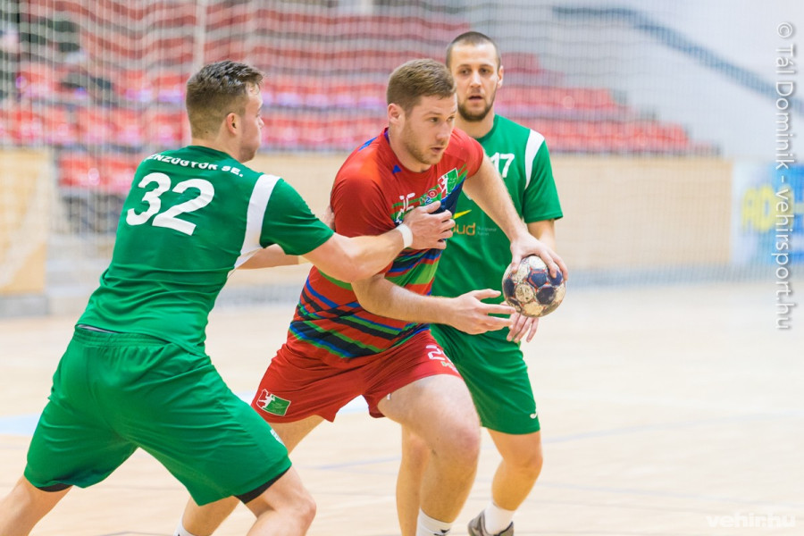 Vasvári Géza a Pénzügyőr védőinek szorításában