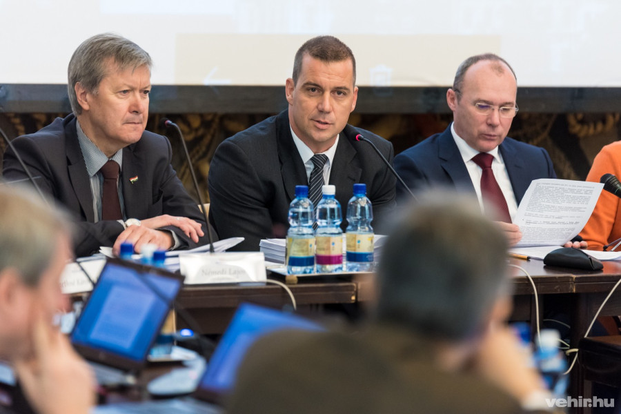 Aki válaszol: dr. Mohos Gábor