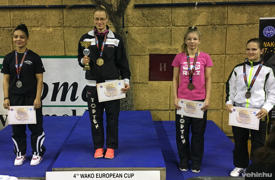 Bécsi Nikolett (a kép jobb oldalán) eredményesen kezdte a versenyszezont