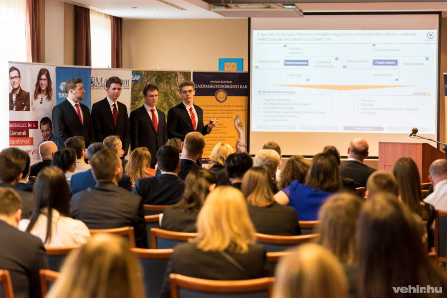 A hallgatók a zsűri előtt prezentálják terveiket