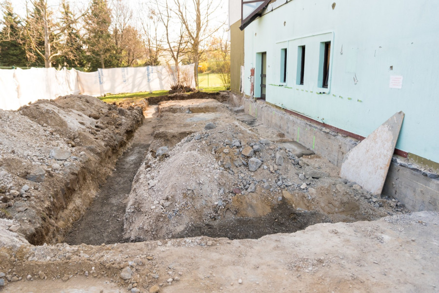 Március végén így nézett ki a felújítandó udvar. Fotó: Domján Attila