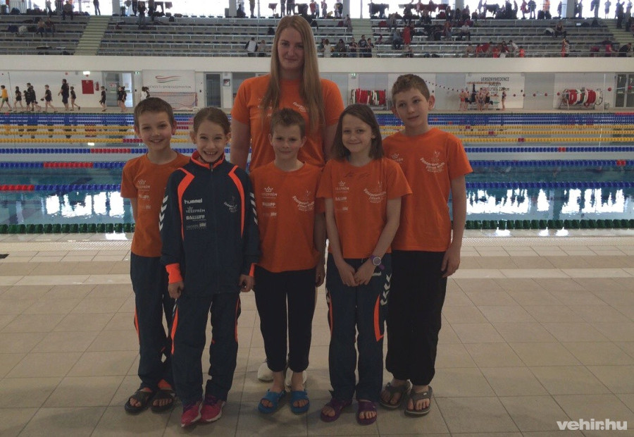 Hudi Zsanett tanítványai körében - Fotók: VÚK