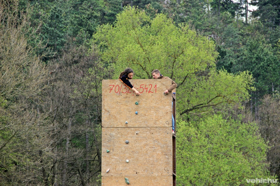 itt még csak épült a falmászó torony