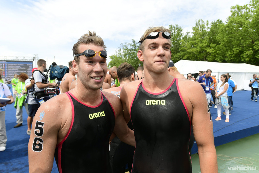 Papp Márk (b) és Rasovszky Kristóf (j) a 17. vizes vb férfi, 5 kilométeres nyíltvízi úszás döntője után Balatonfüreden. MTI Fotó: Szigetváry Zsolt