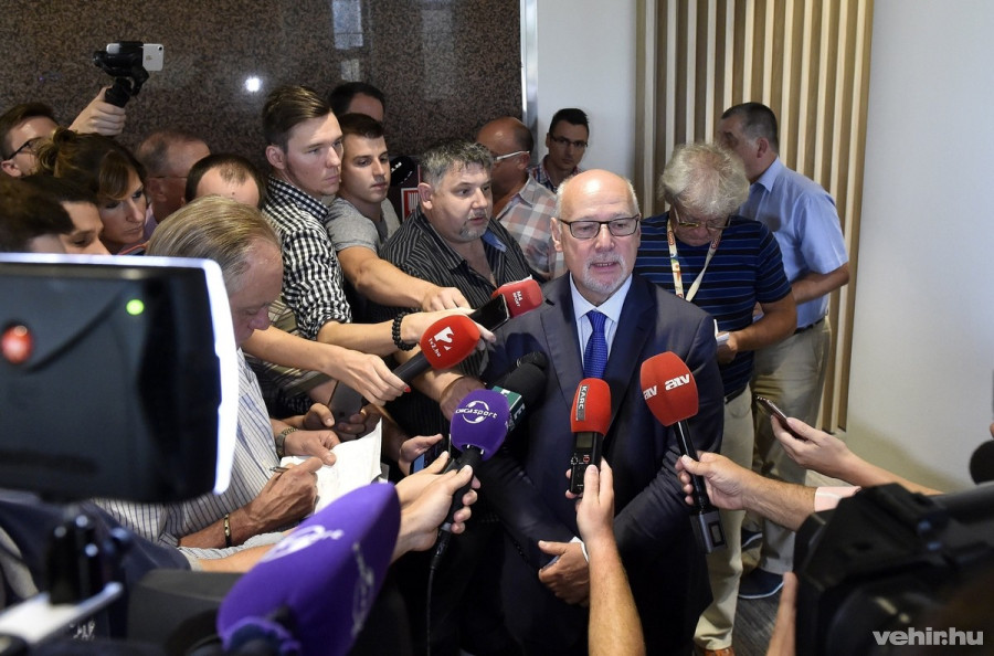 Bienerth Gusztáv, a Magyar Úszó Szövetség leváltott elnöke (k) nyilatkozik a szövetség rendkívüli tisztújító közgyűlése után. MTI Fotó: Máthé Zoltán