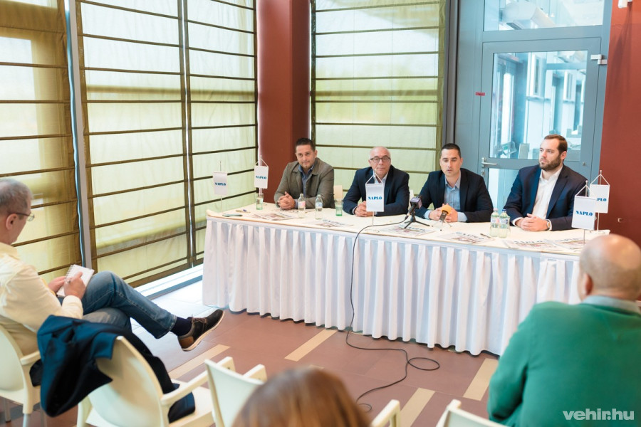 Ódór Péter szervező, Néző lászló, Ovádi Péter és Vezér Dávid az Aréna kávézójában tartott sajtótájékoztatón hétfő reggel