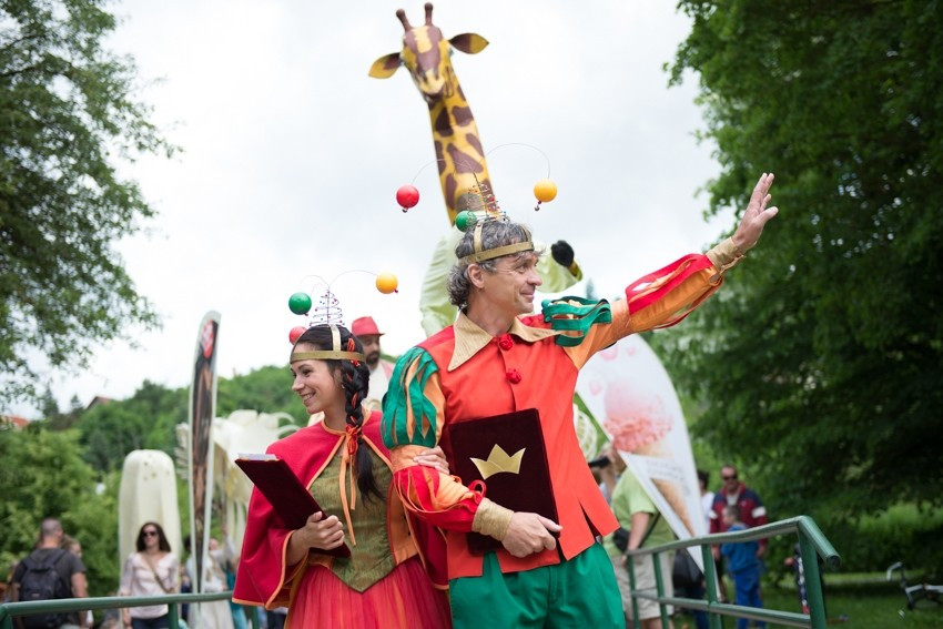 Szőke Kavinszki András integet az idei Kabóciádén (fotó: Peka Roland / Kabóca Bábszínház)