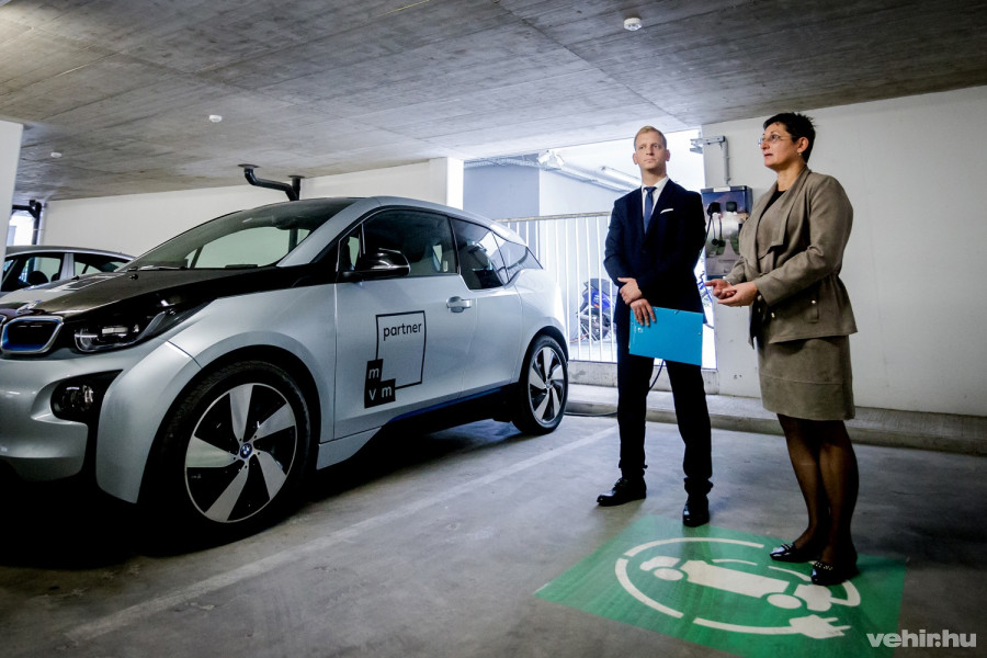 Séra Balázs és Brányi Mária a Bagolyvári Parkolóház új elektromos töltőállomás átadóján szerda délután