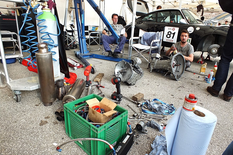 Néha egészen apró darabokra kapták szét a vasakat