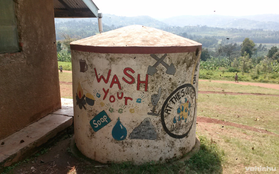 Feliratok figyelmeztetnek a kézmosás fontosságára