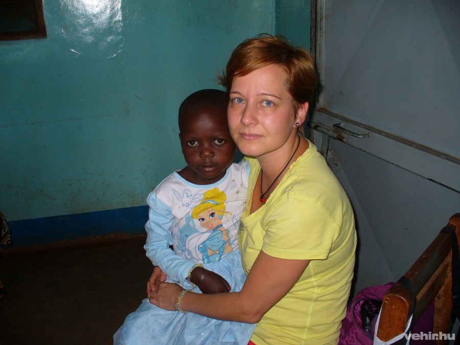 Dr. Magyar Katalin egy ugandai kislánnyal