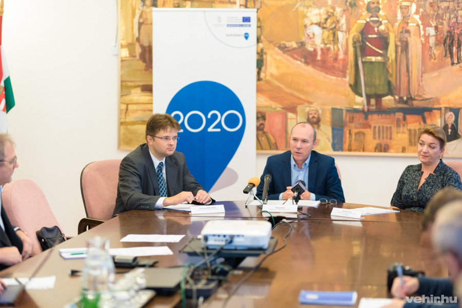 A paktumról Ferenczy Gábor (Pro Veszprém NKft), Porga Gyula polgármester és Benedek Anna (Nagycsaládosok Balatonalmádi Egyesülete) tartott sajtótájékoztatót kedden