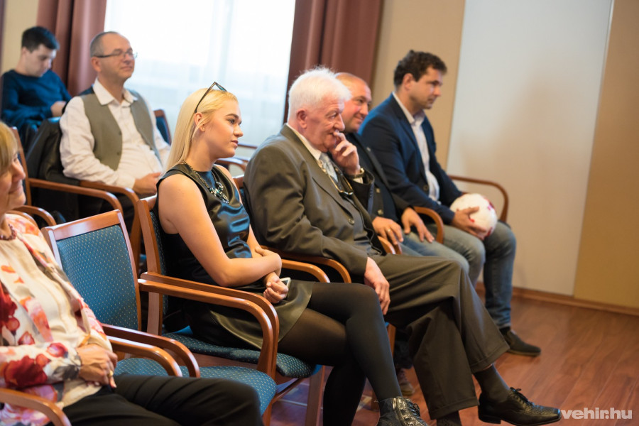 Akad bőven támogató