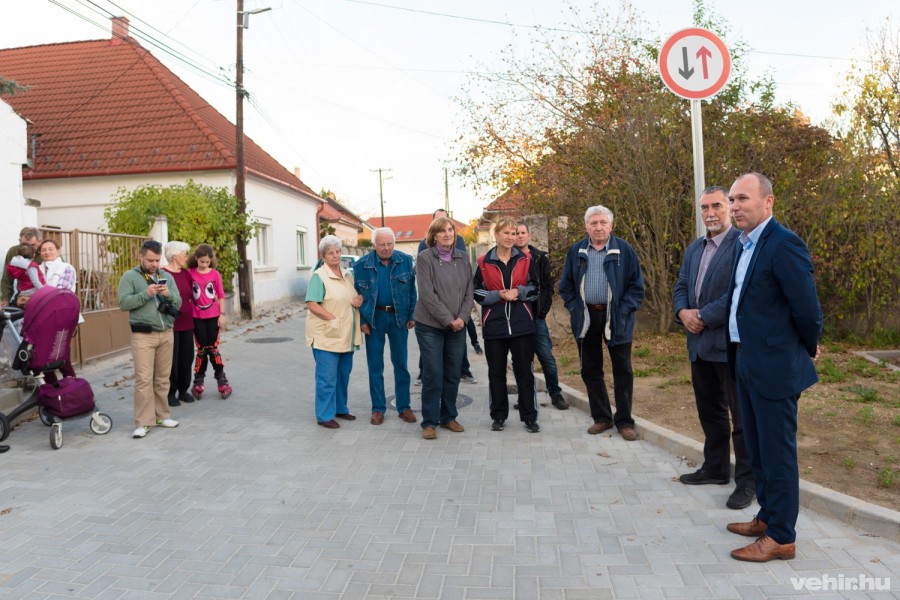 Porga Gyula és Halmay György az utca lakosaival közösen ünnepelt