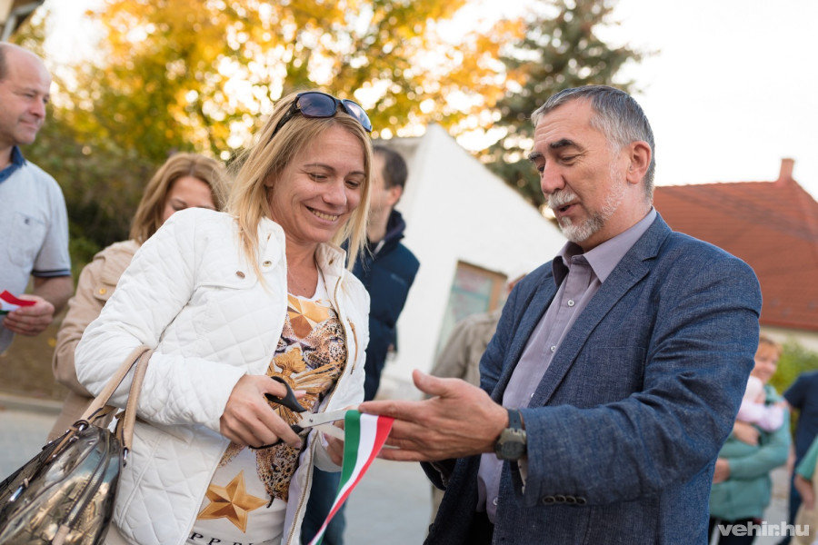 Mindenki hazavihetett egy darabot a nemzeti színű szalagból