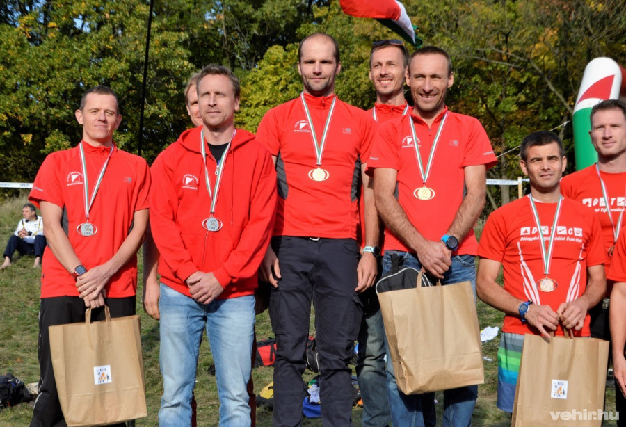 A VHSE F105-ben induló két dobogós csapata