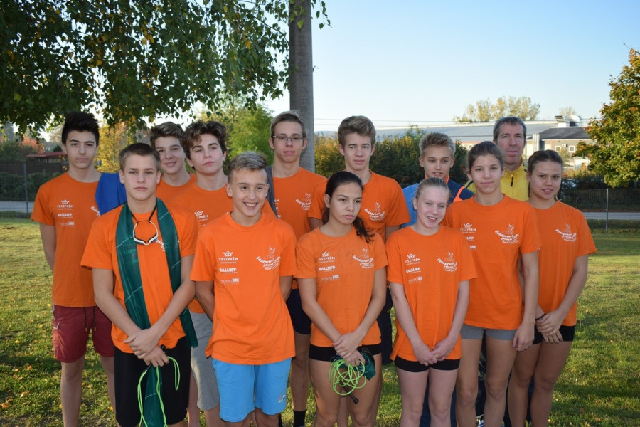 Akik vasárnap szálltak medencébe