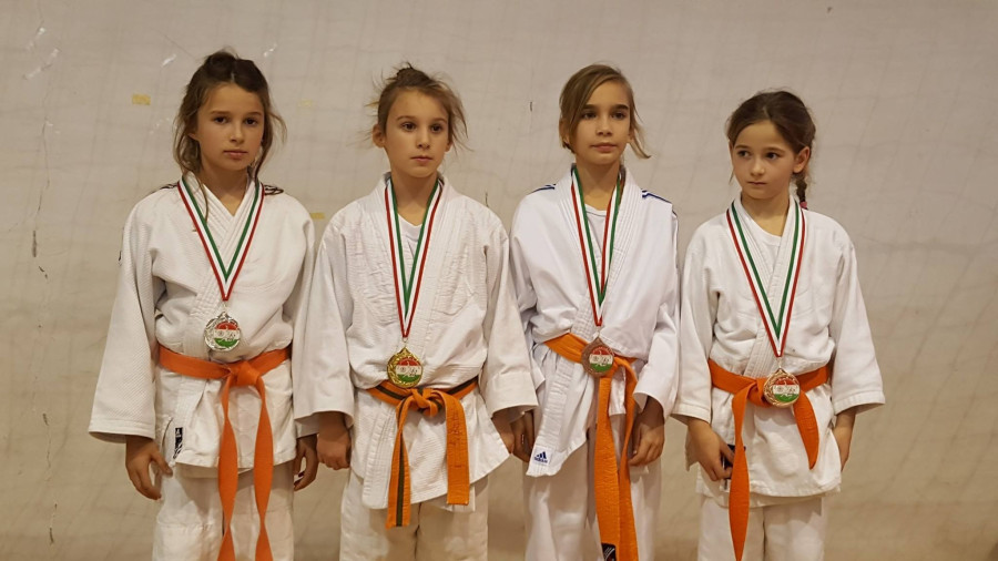 Takács Emese (balról az első) ezüstérmet nyert