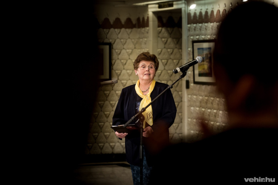 Dr. Kristóf mihályné aznap egy festménykiállítást is megnyitott a Petőfi Színházban