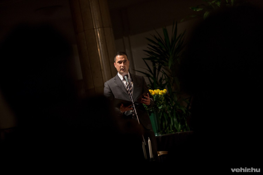 a város nevében ovádi péter köszöntötte a közönséget