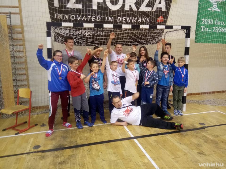 A Centrum SE szumósai az éremátadás után