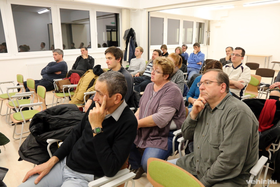 a sajtótájékoztató után az agórában fórumozott a momentum